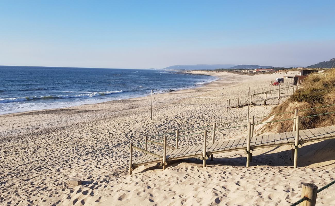 Praia de Suave Mar'in fotoğrafı parlak kum yüzey ile