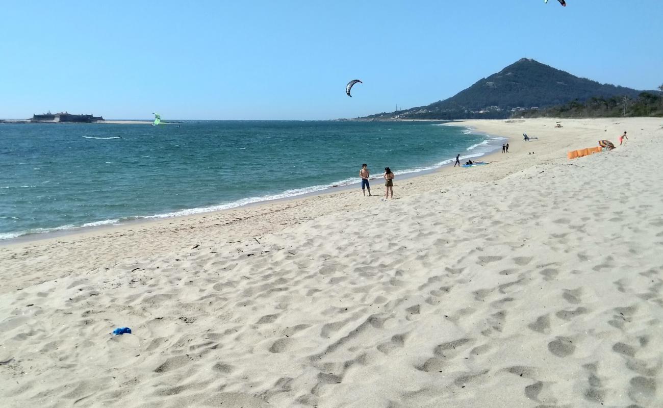 Praia de Moledo'in fotoğrafı beyaz kum yüzey ile