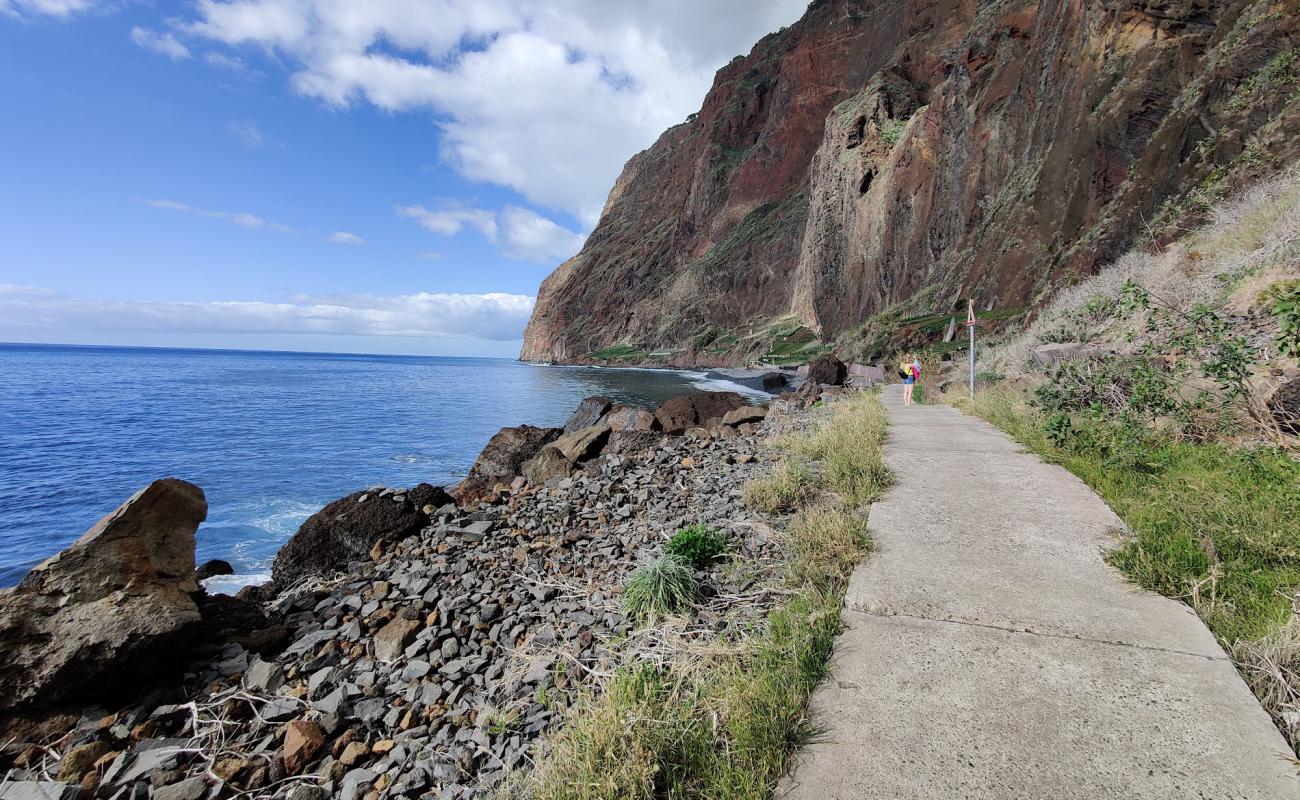 Fajas de Cabo Girao'in fotoğrafı gri çakıl taşı yüzey ile