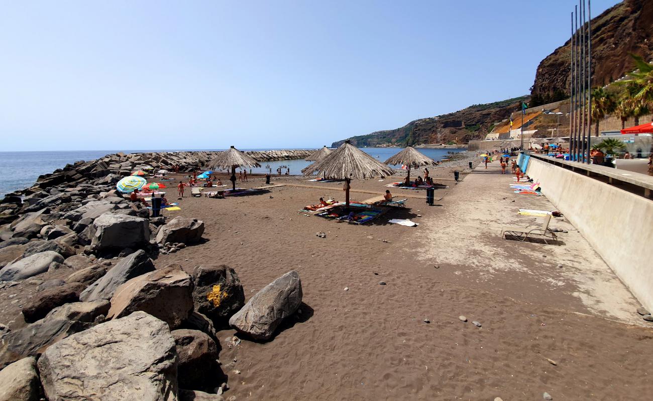 Praia Da Ribeira Brava'in fotoğrafı taşlı kum yüzey ile