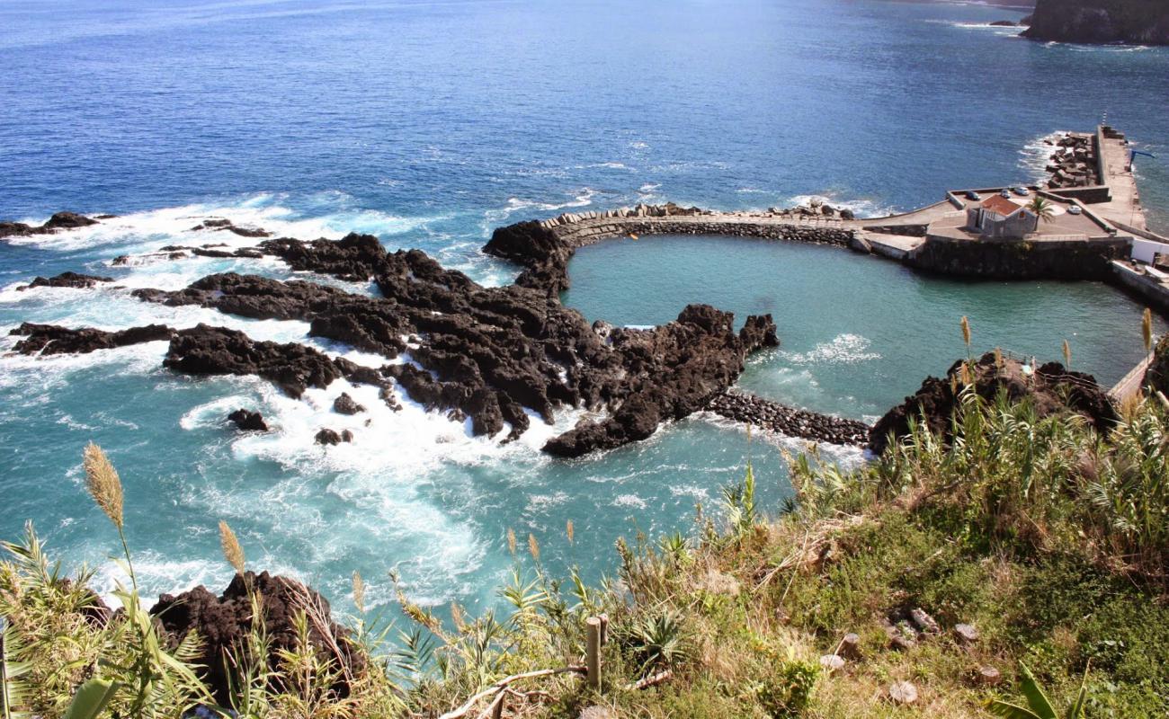 Natural public swimming pool'in fotoğrafı kahverengi çakıl yüzey ile