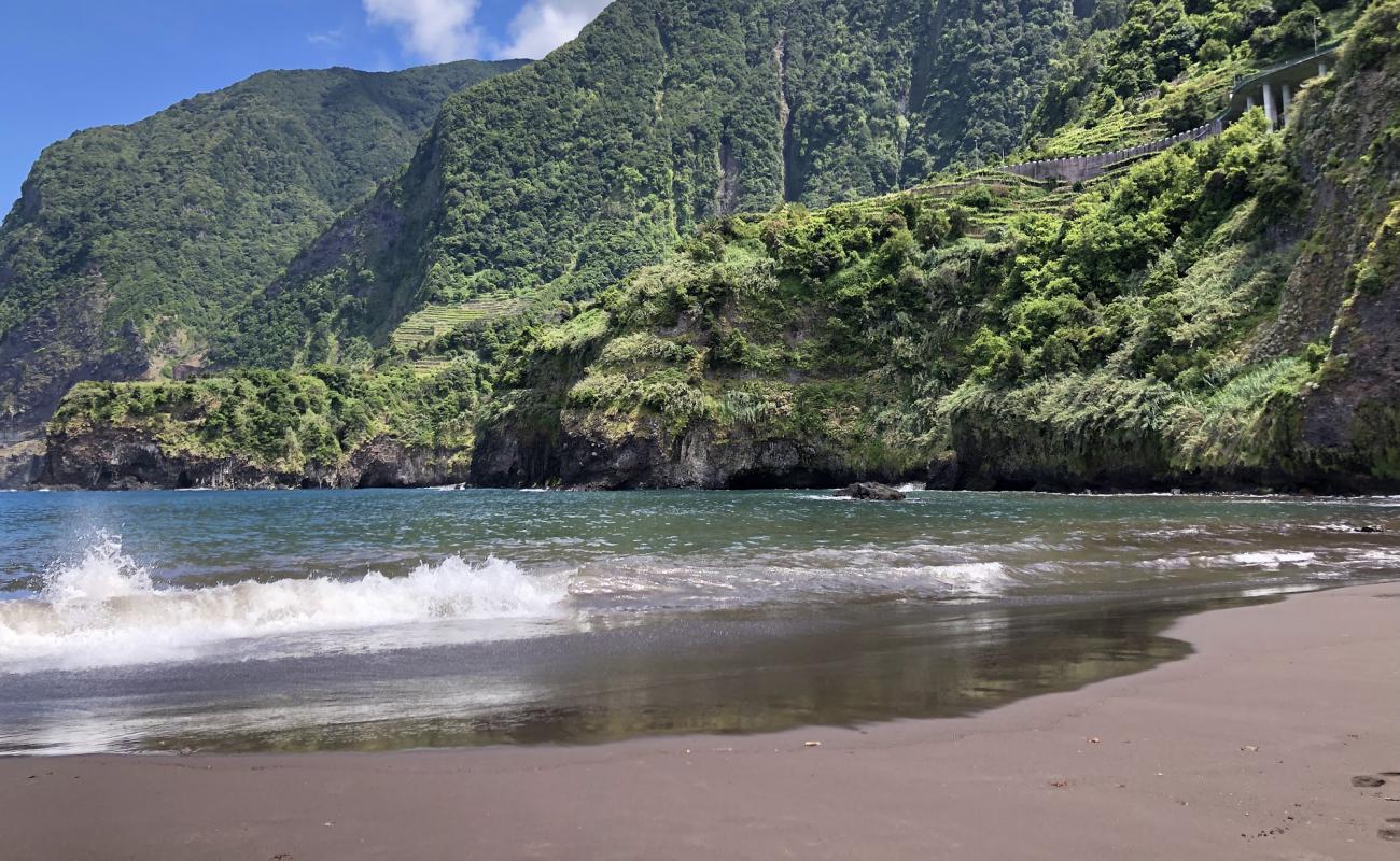 Praia do Porto do Seixal'in fotoğrafı kahverengi kum yüzey ile