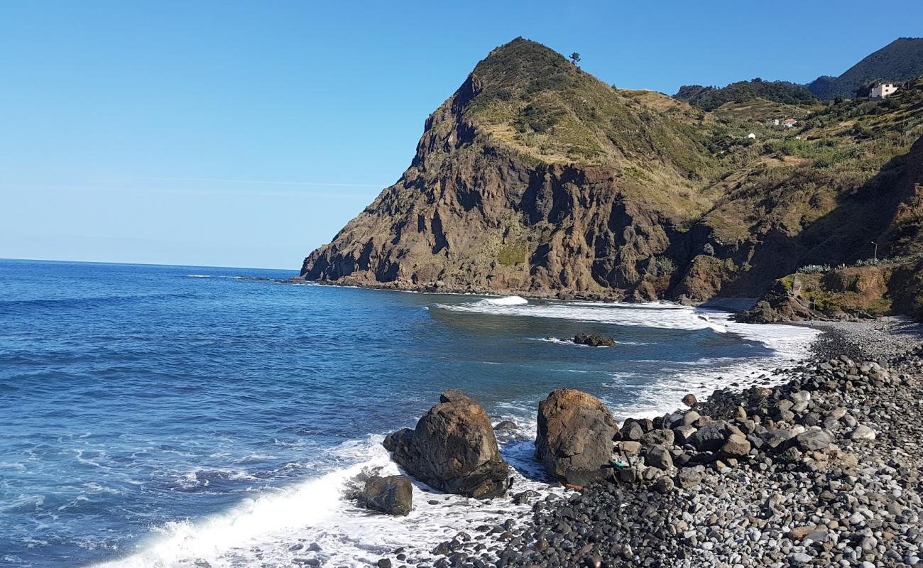 Praia da Maiata'in fotoğrafı gri çakıl taşı yüzey ile