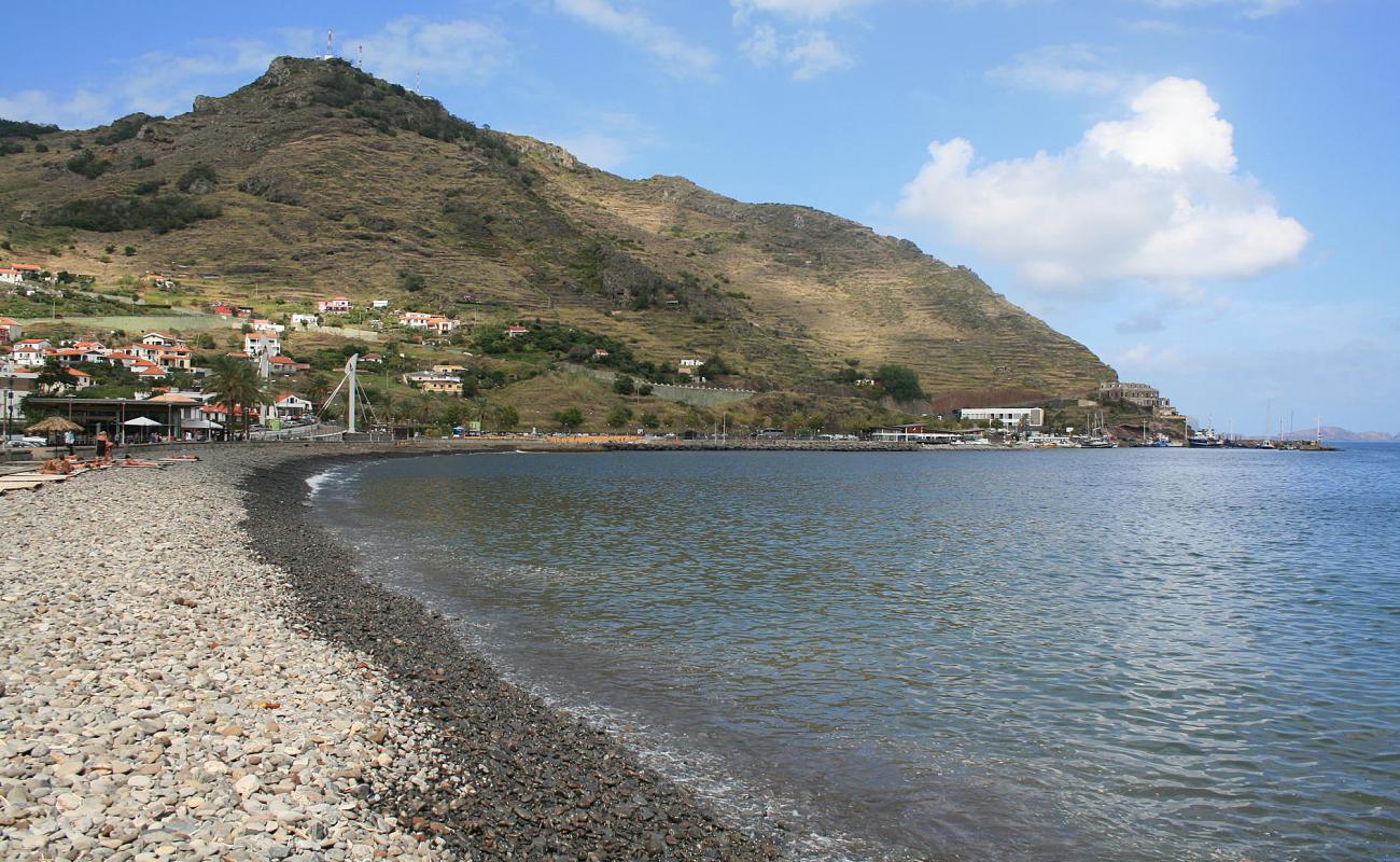 Praia de S. Roque'in fotoğrafı gri çakıl taşı yüzey ile