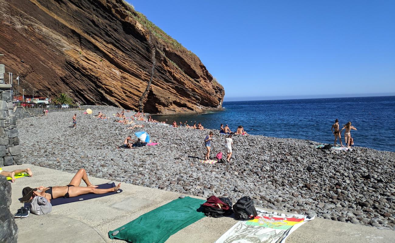 Praia do Garajau'in fotoğrafı gri çakıl taşı yüzey ile