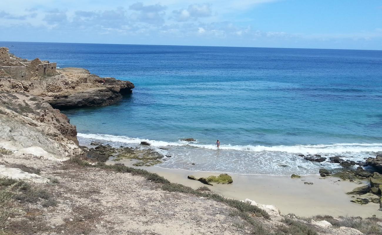 Porto De Frades Beach'in fotoğrafı gri kum yüzey ile