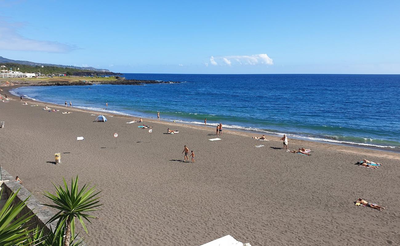 Praia das Milicias'in fotoğrafı kahverengi kum yüzey ile