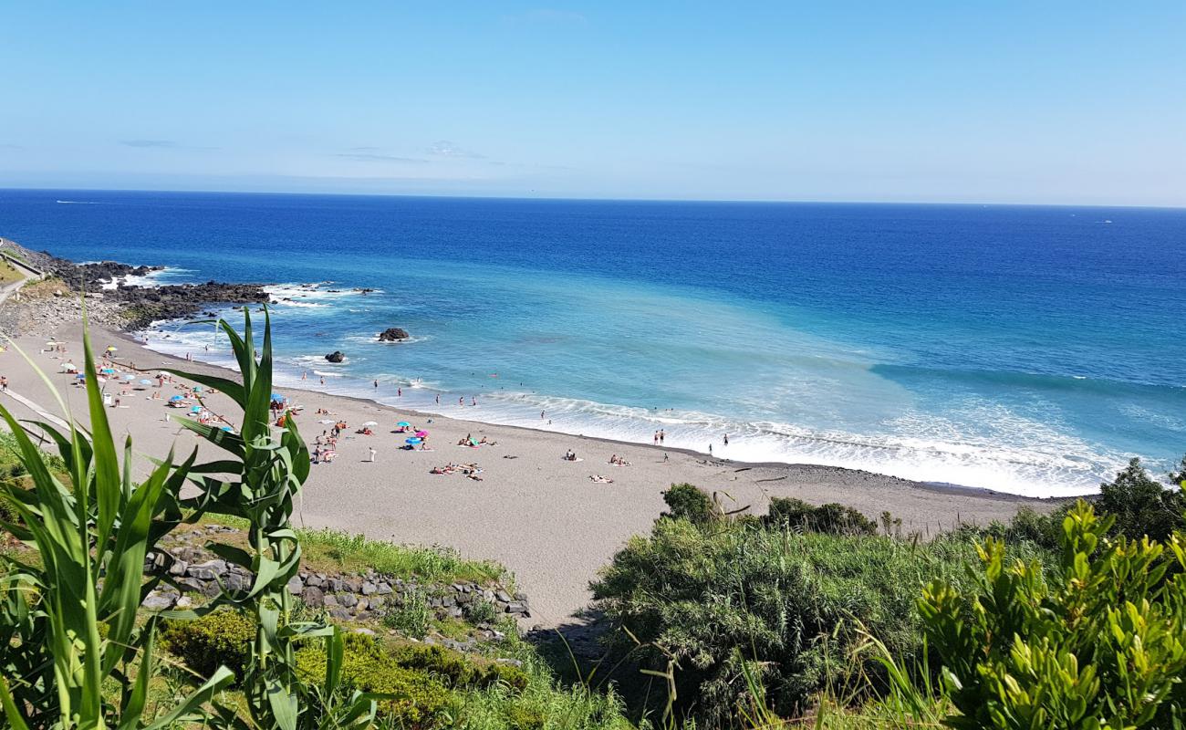 Praia Pequena de Agua d'Alto'in fotoğrafı gri kum yüzey ile