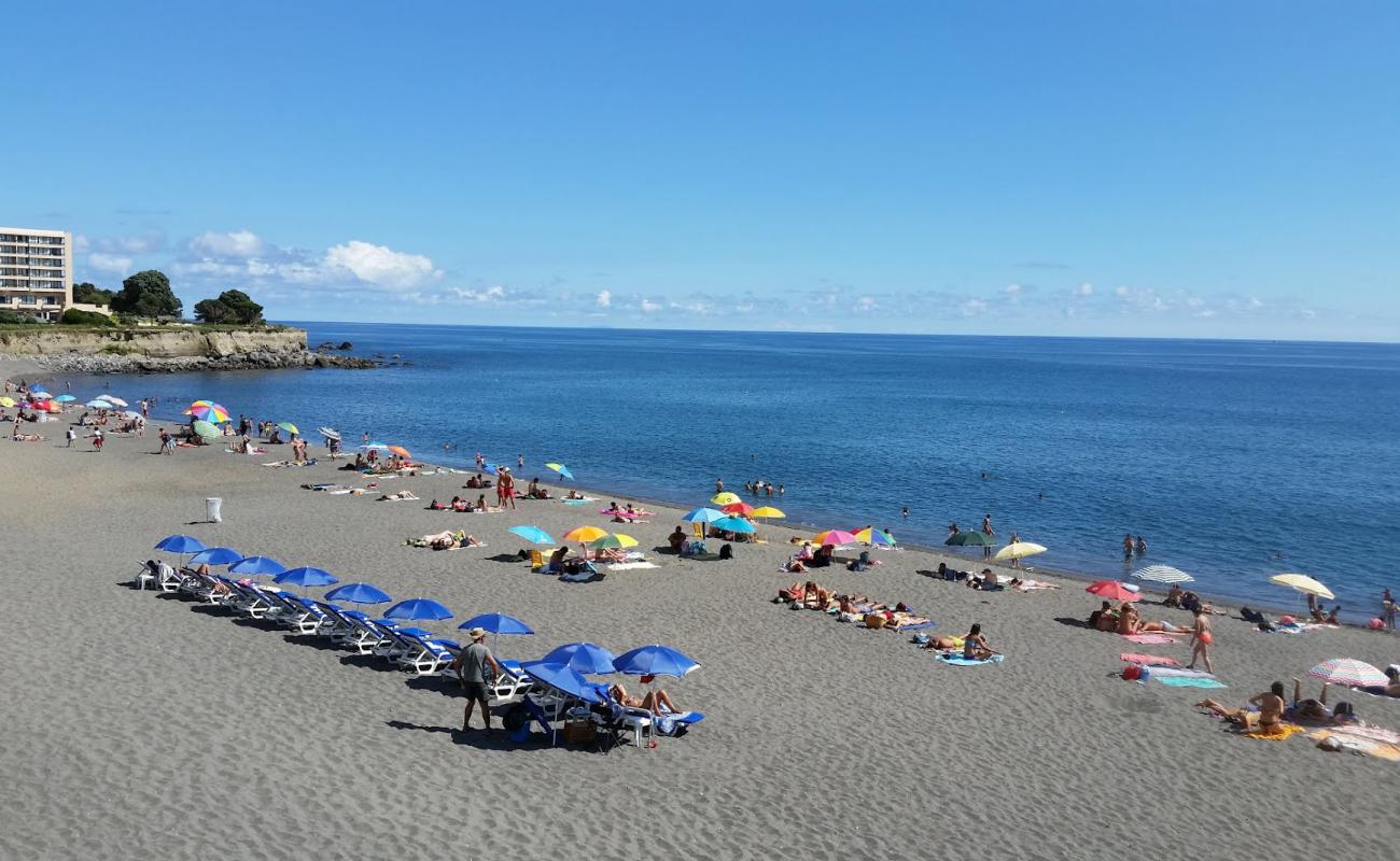 Praia de Agua D'Alto'in fotoğrafı gri kum yüzey ile