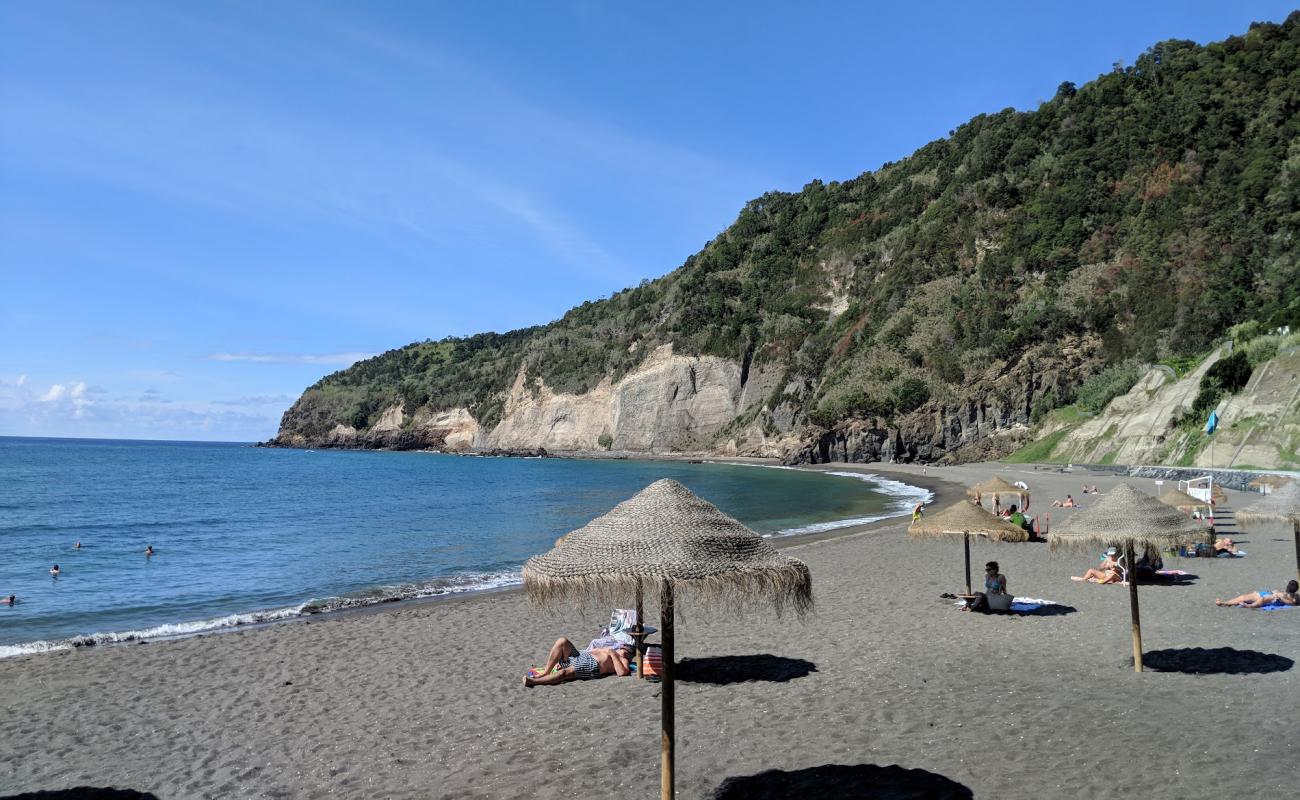 Praia do Fogo'in fotoğrafı gri kum yüzey ile