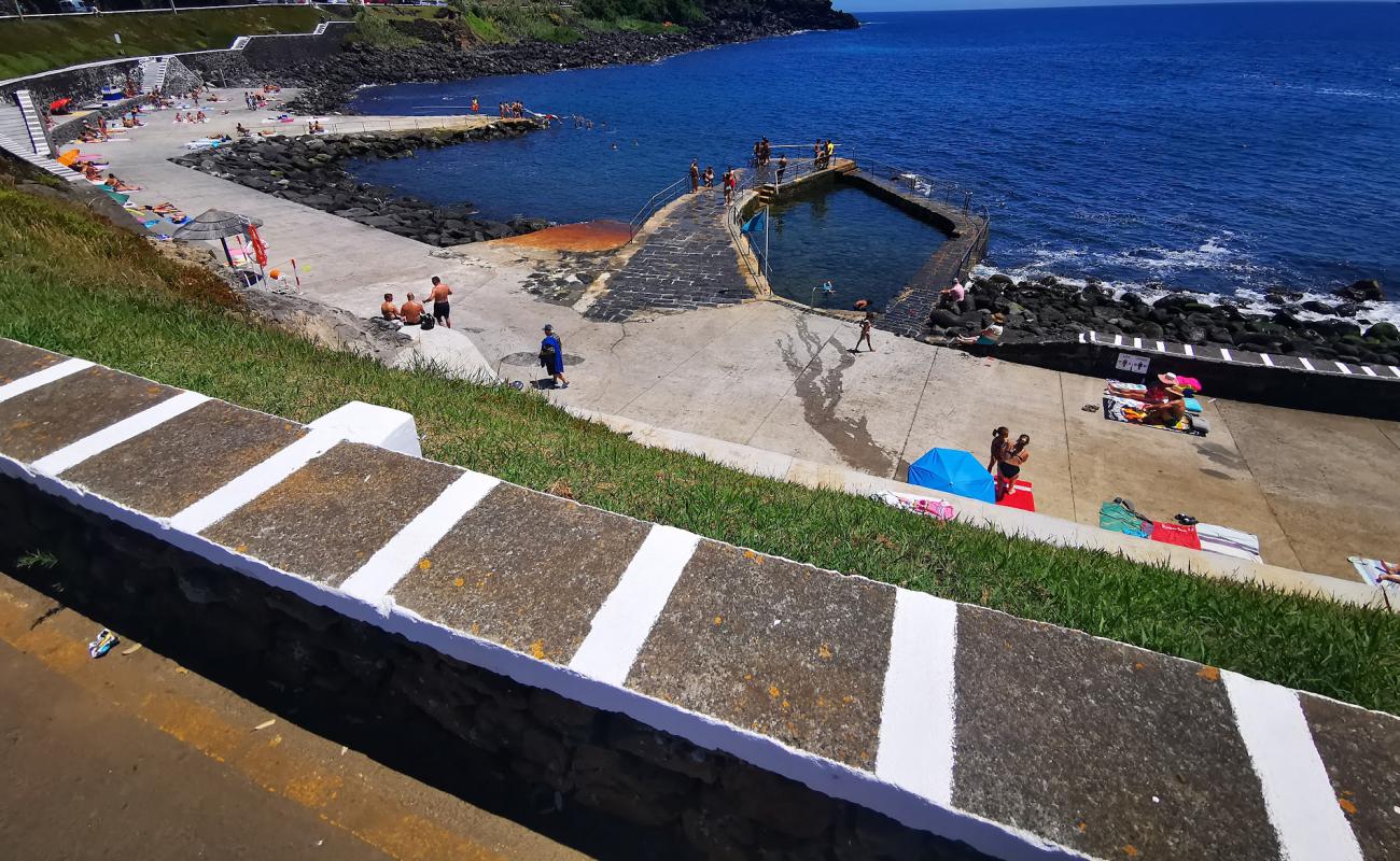 Praia da Salga'in fotoğrafı beton kaplı yüzey yüzey ile