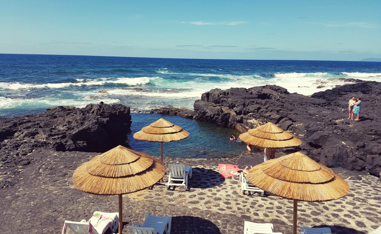 Piscinas Naturais do Cais do Mourato'in fotoğrafı beton kapak yüzey ile