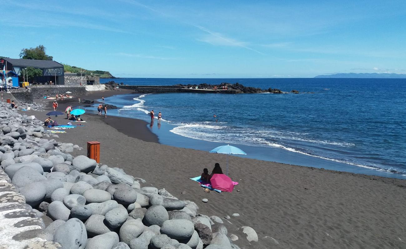 Praia de Almoxarife'in fotoğrafı siyah kum yüzey ile