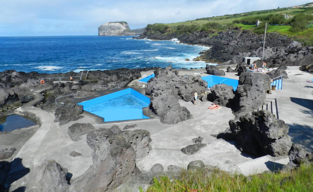 Piscinas naturais de Castelo Branco'in fotoğrafı beton kaplı yüzey yüzey ile