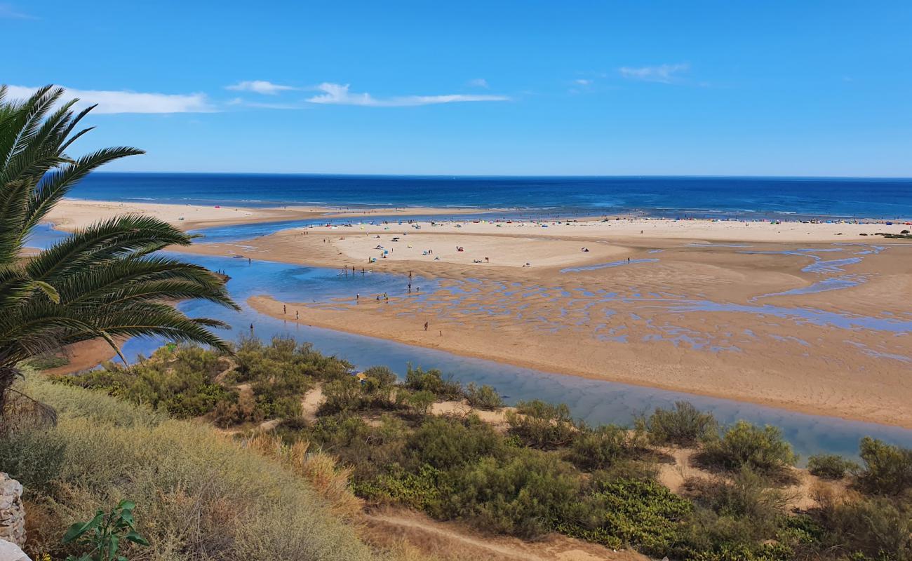 Praia de Cacela Velha'in fotoğrafı parlak kum yüzey ile