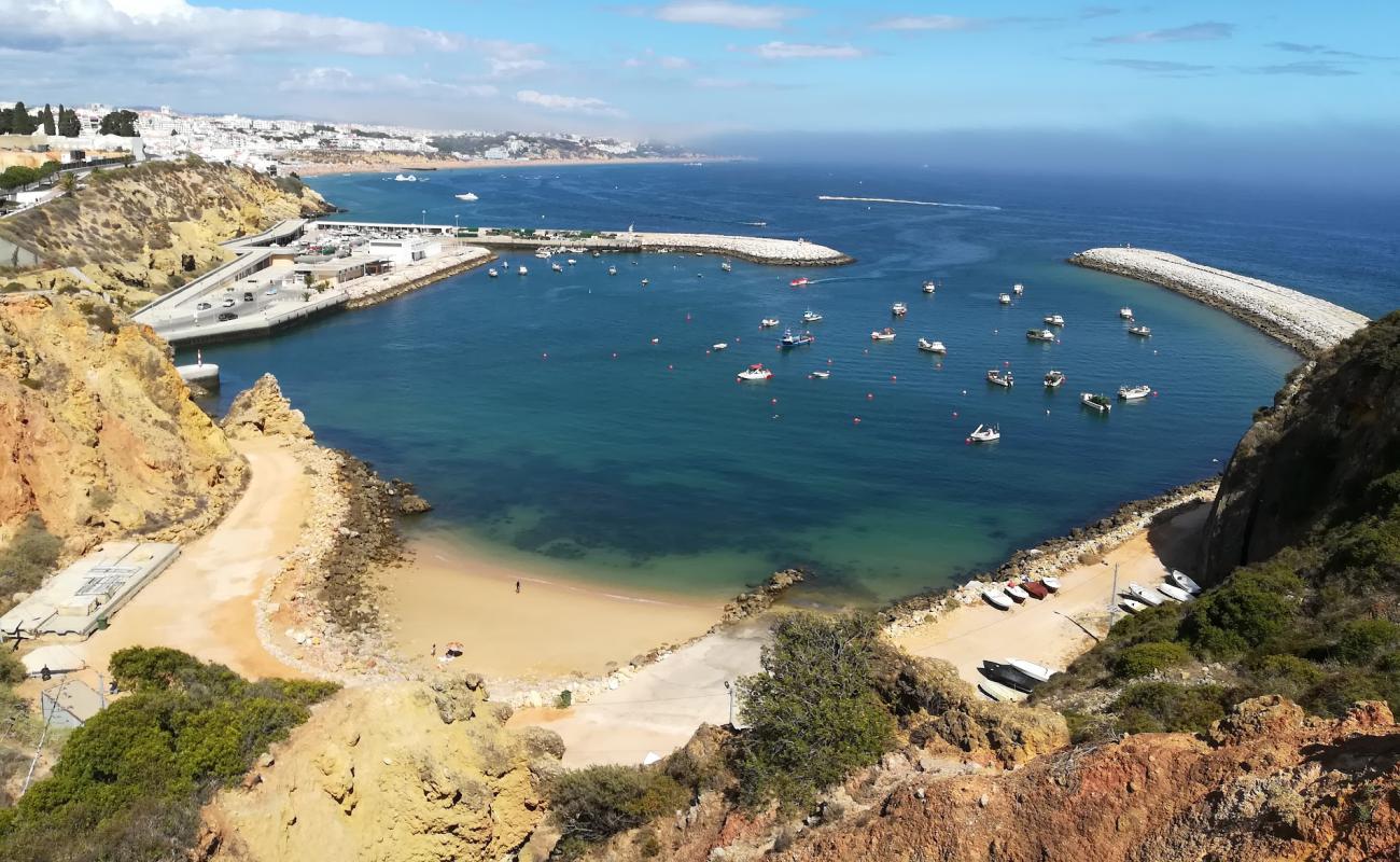 Praia da Baleeira'in fotoğrafı parlak kum yüzey ile