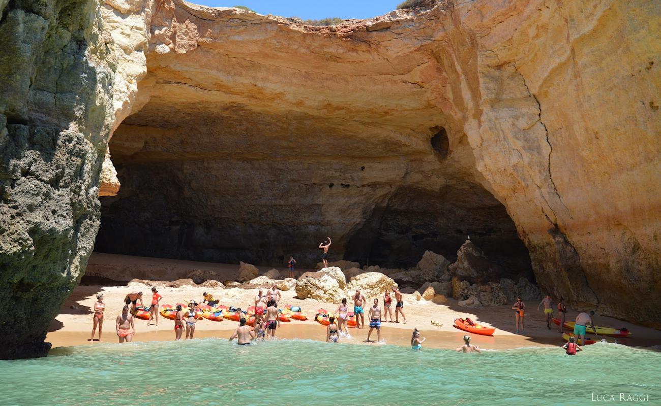 Praia do Cao Raivoso'in fotoğrafı parlak kum yüzey ile