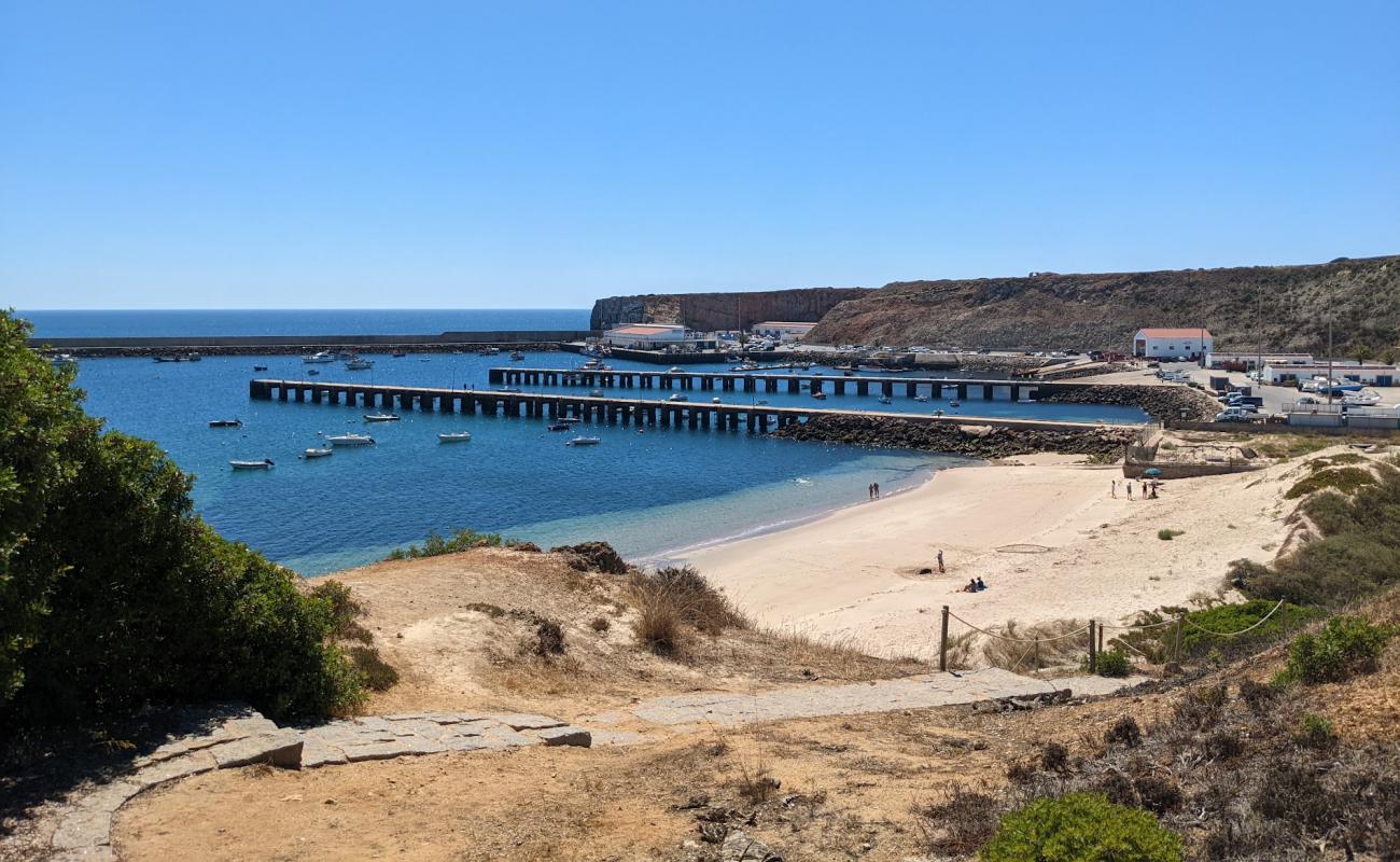 Praia da Baleeira'in fotoğrafı parlak kum yüzey ile