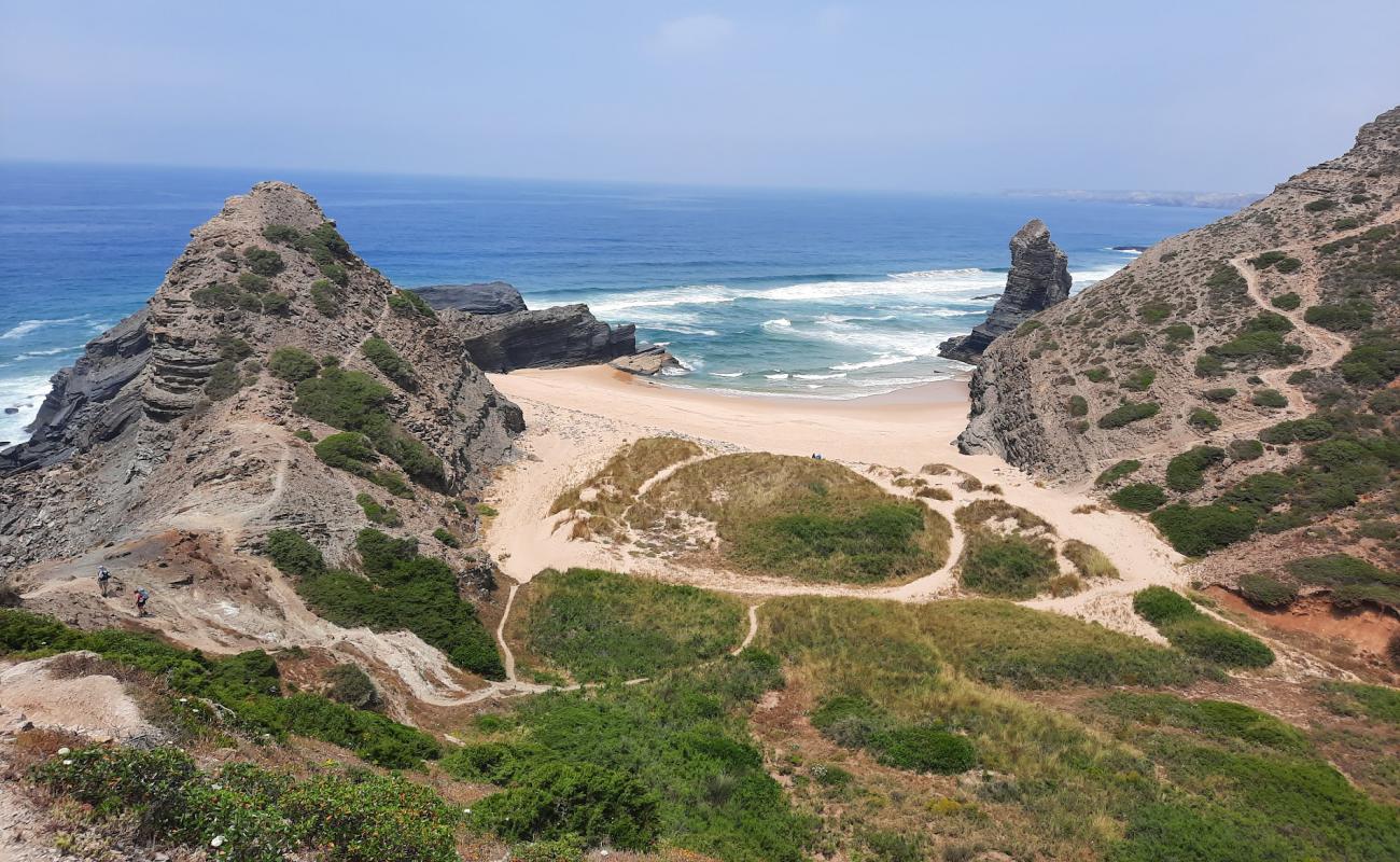 Praia da Pena Furada'in fotoğrafı parlak kum yüzey ile