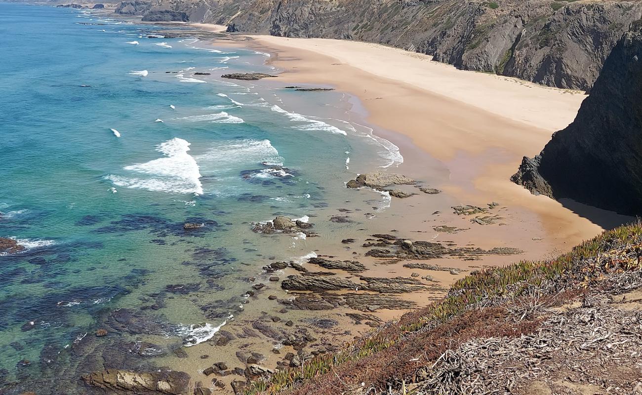 Praia do Medo da Fonte Santa'in fotoğrafı açık bej kum yüzey ile