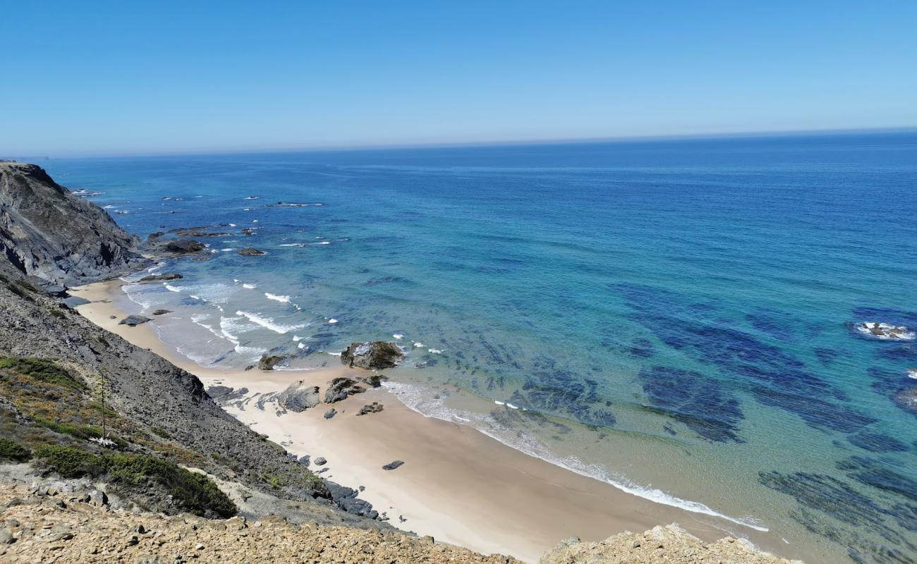 Praia da Samouqueira'in fotoğrafı açık bej kum yüzey ile