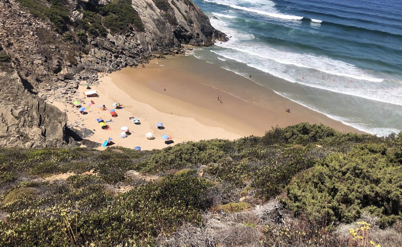 Praia das Adegas - Naturismo'in fotoğrafı açık bej kum yüzey ile