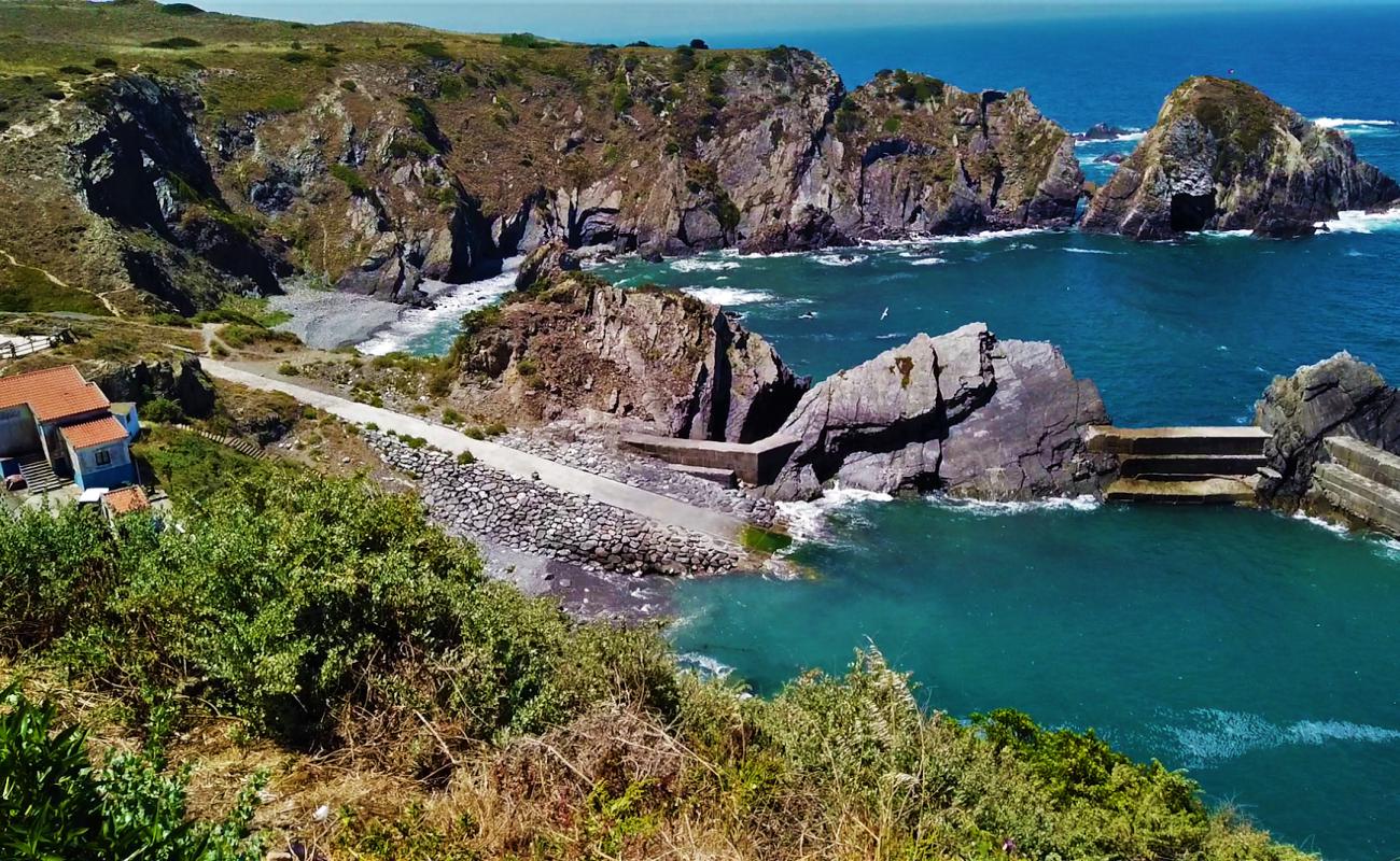 Praia da Azenha do Mar'in fotoğrafı gri çakıl taşı yüzey ile