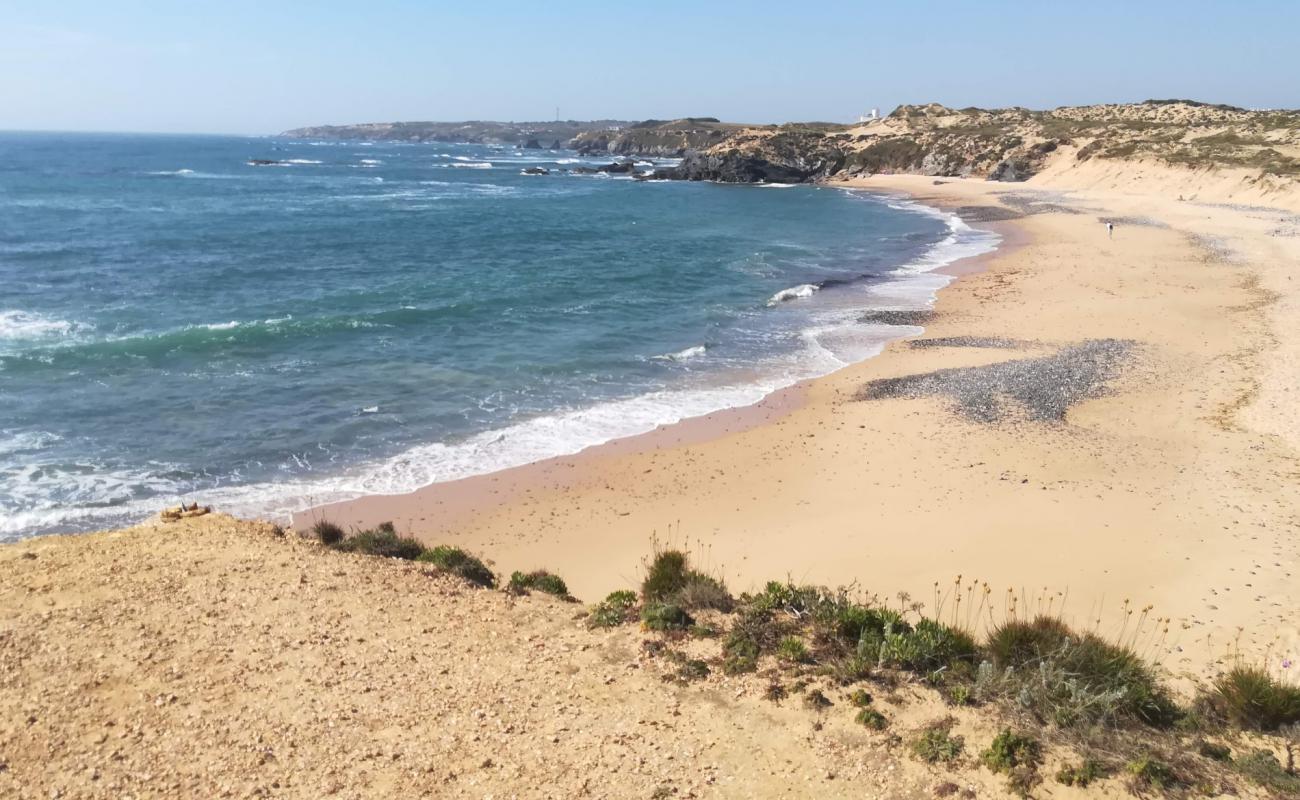 Praia do Carreiro da Fazenda'in fotoğrafı gri kum yüzey ile