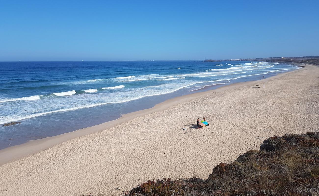 Praia dos Aivados'in fotoğrafı gri kum ve çakıllar yüzey ile