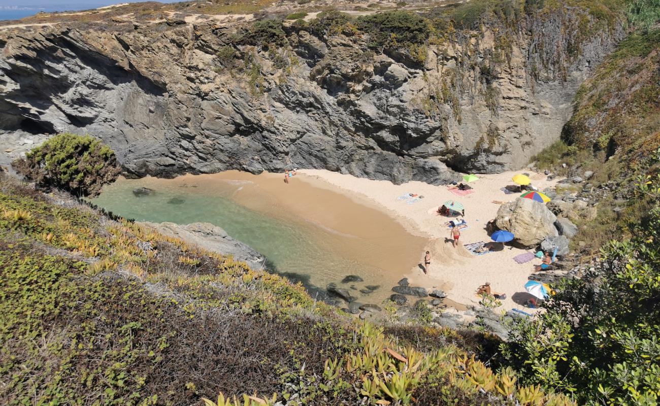 Praia do Espingardeiro'in fotoğrafı açık bej kum yüzey ile