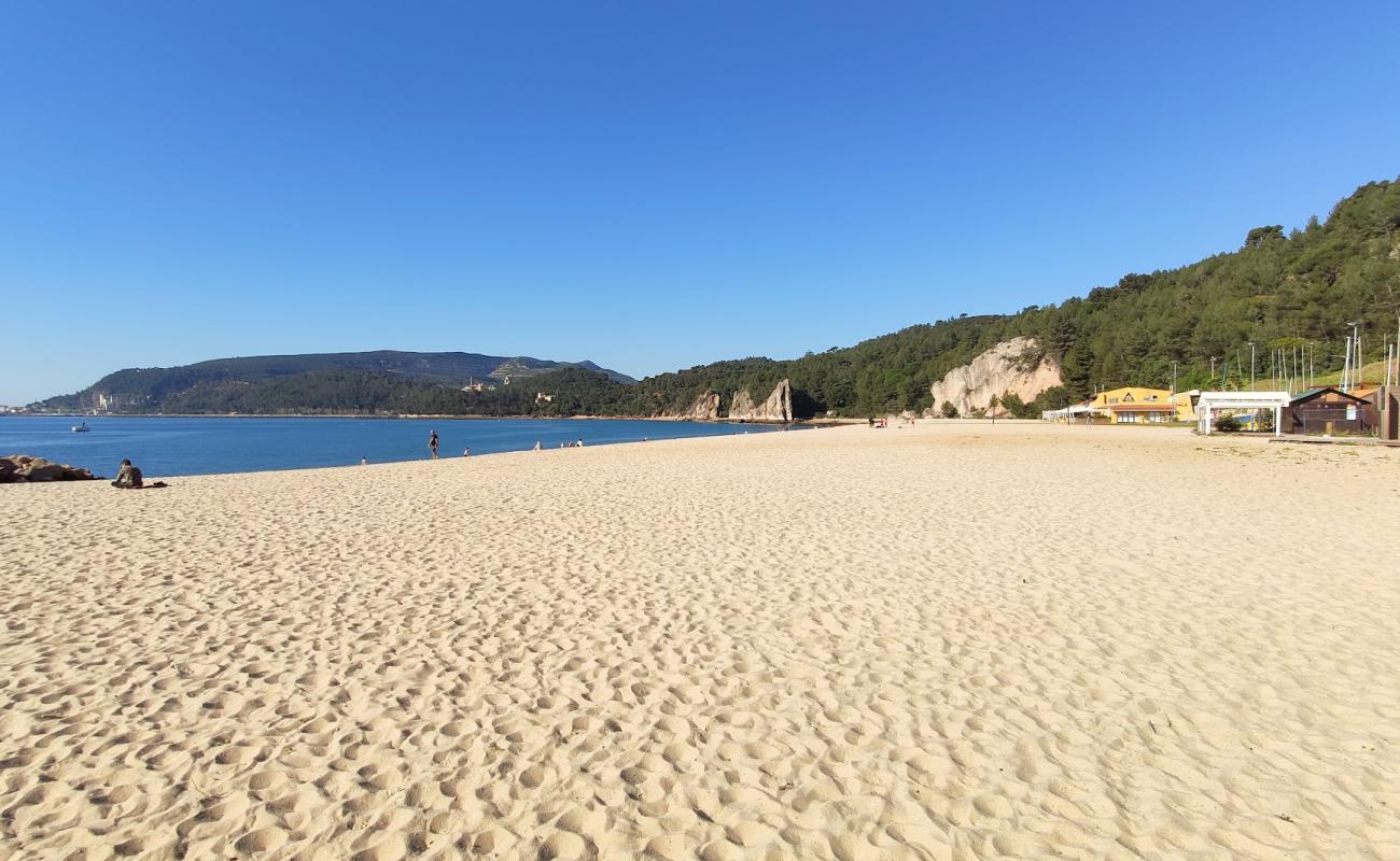 Praia de Albarquel'in fotoğrafı parlak kum yüzey ile