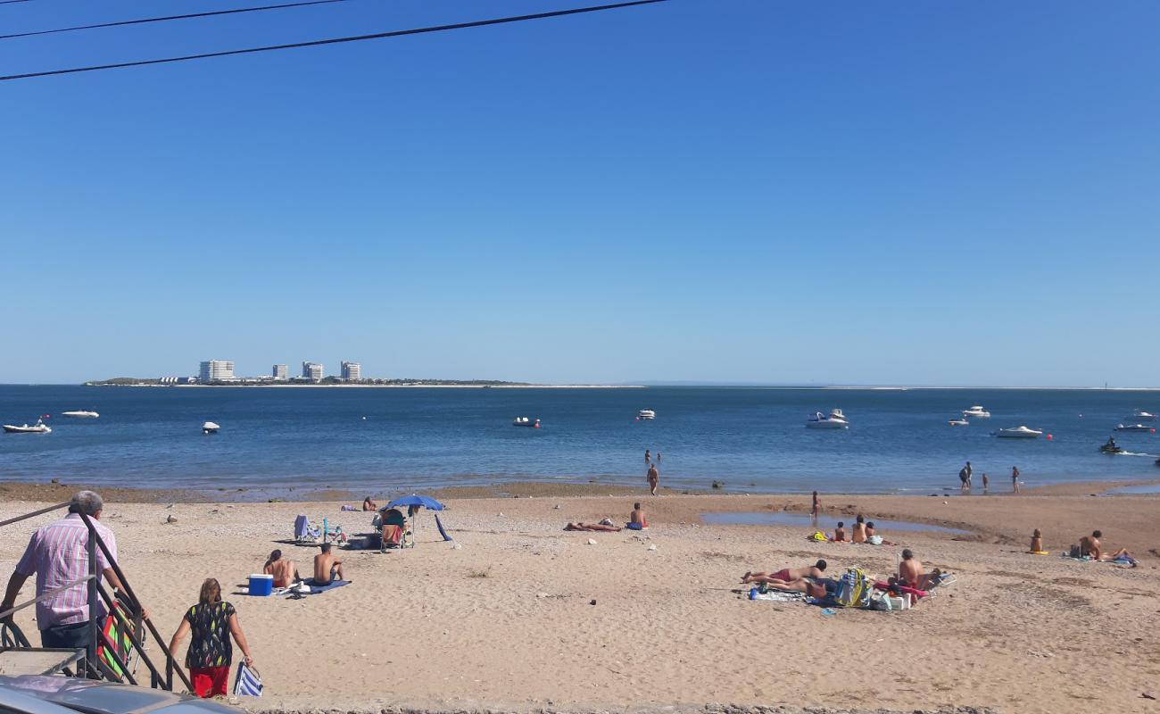 Praia da Rasca'in fotoğrafı parlak kum ve kayalar yüzey ile