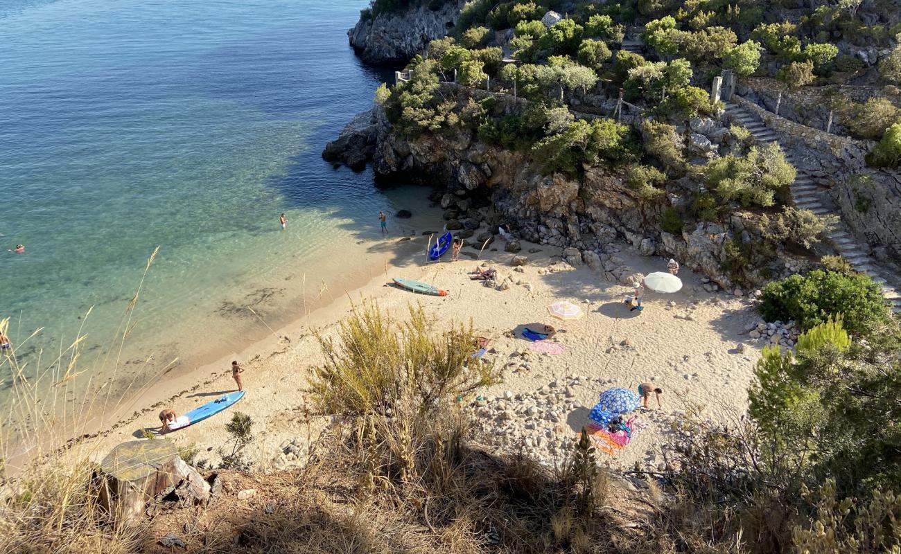 Praia de Alpertucho'in fotoğrafı açık bej kum yüzey ile