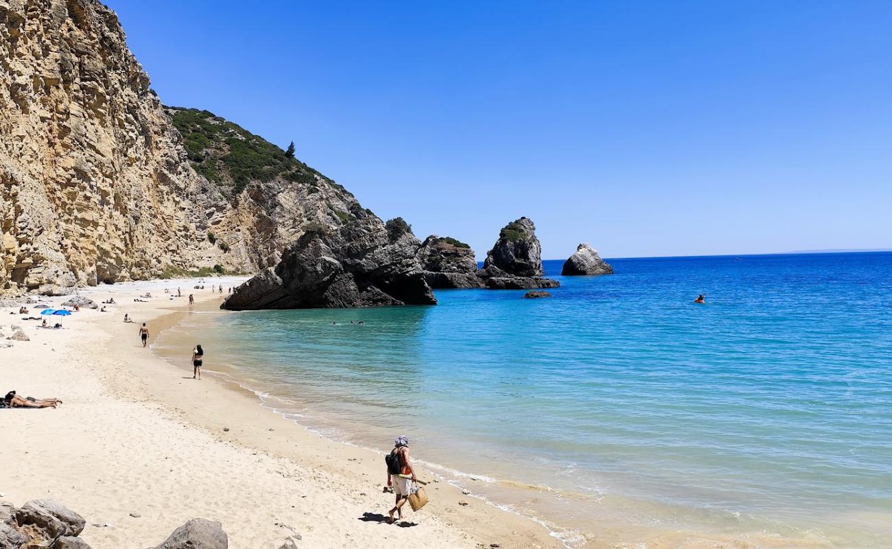 Praia do Ribeiro do Cavalo'in fotoğrafı parlak kum yüzey ile