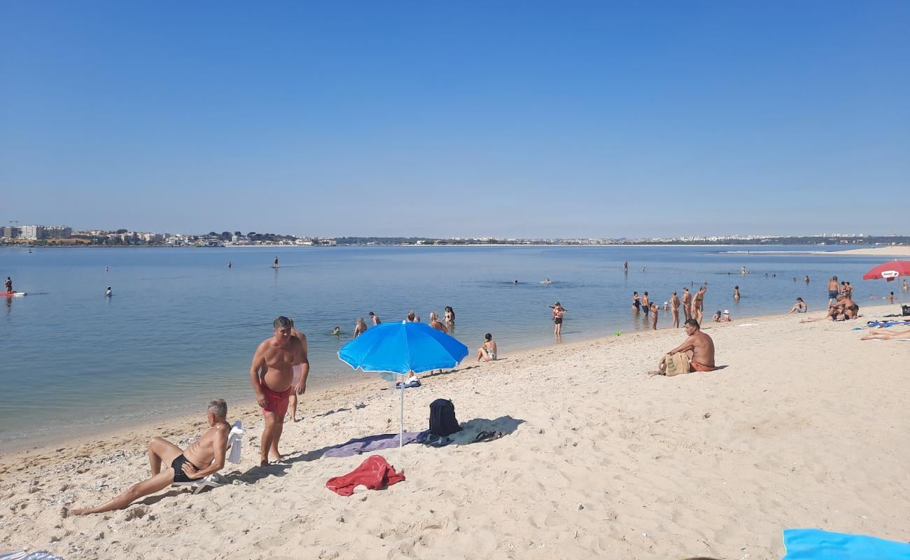 Praia Fluvial de Alburrica'in fotoğrafı açık bej kum yüzey ile