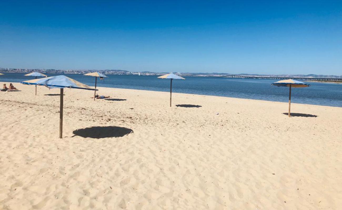 Praia Fluvial do Samouco'in fotoğrafı açık bej kum yüzey ile
