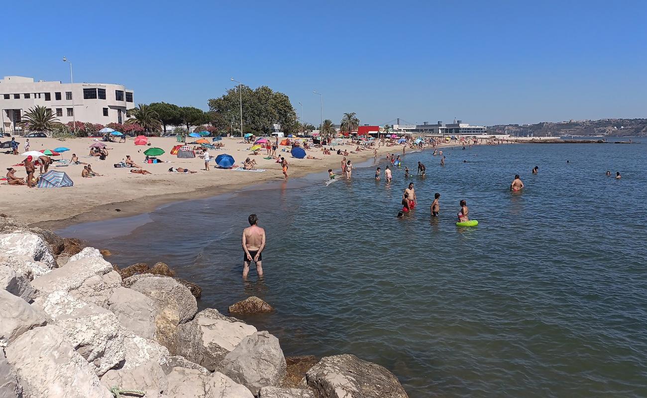 Praia de Alges'in fotoğrafı parlak kum yüzey ile