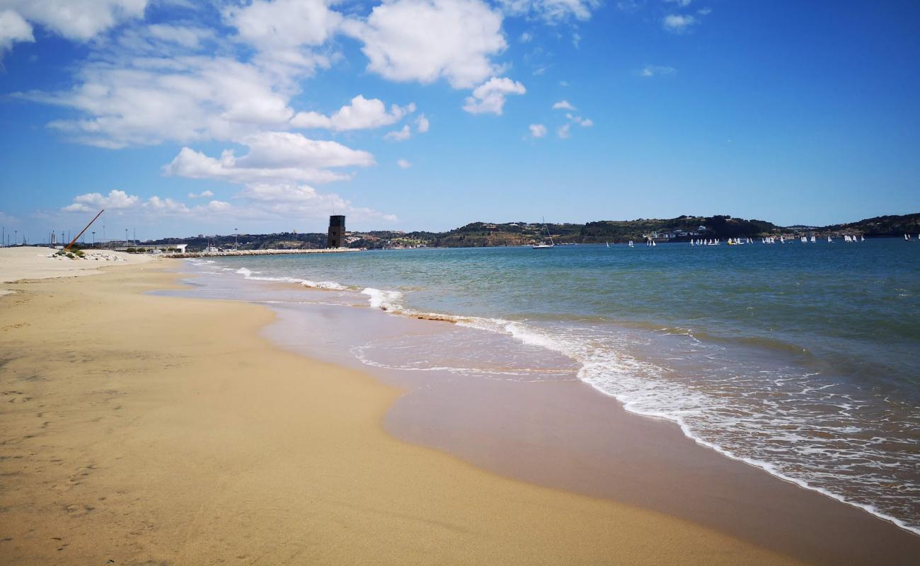 Praia do Dafundo'in fotoğrafı parlak kum yüzey ile