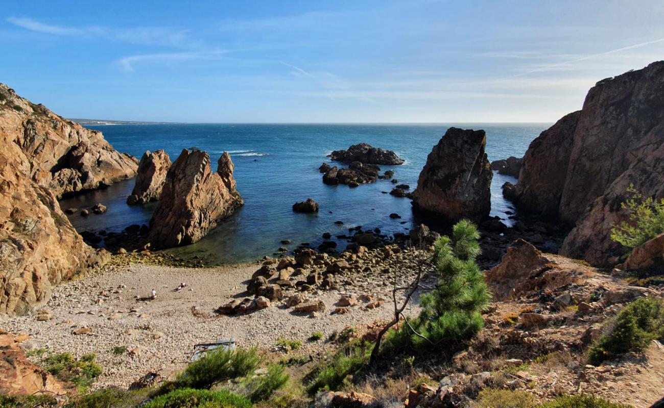 Praia do Porto do Touro ou Guincho Velho'in fotoğrafı gri çakıl taşı yüzey ile