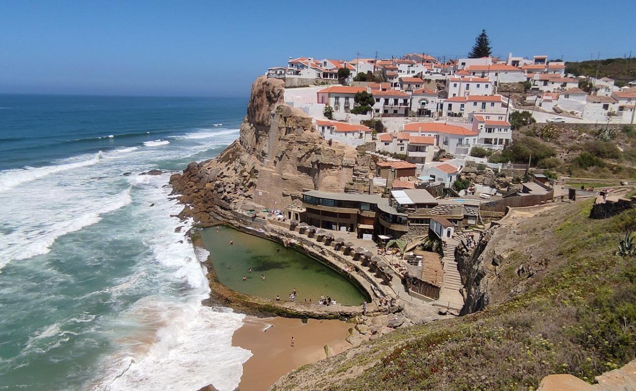 Praia das Azenhas do Mar'in fotoğrafı parlak kum yüzey ile