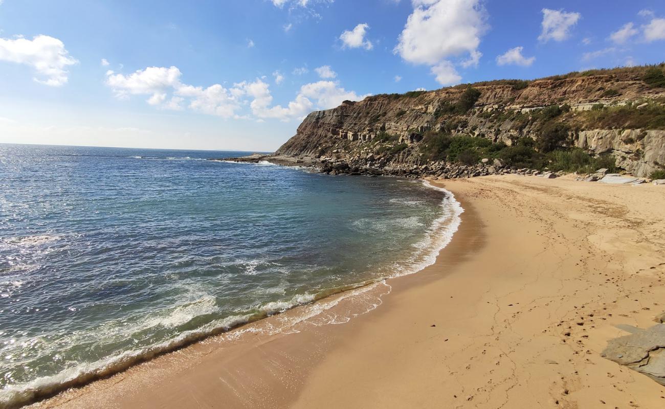 Praia de Vale Pombas'in fotoğrafı açık bej kum yüzey ile