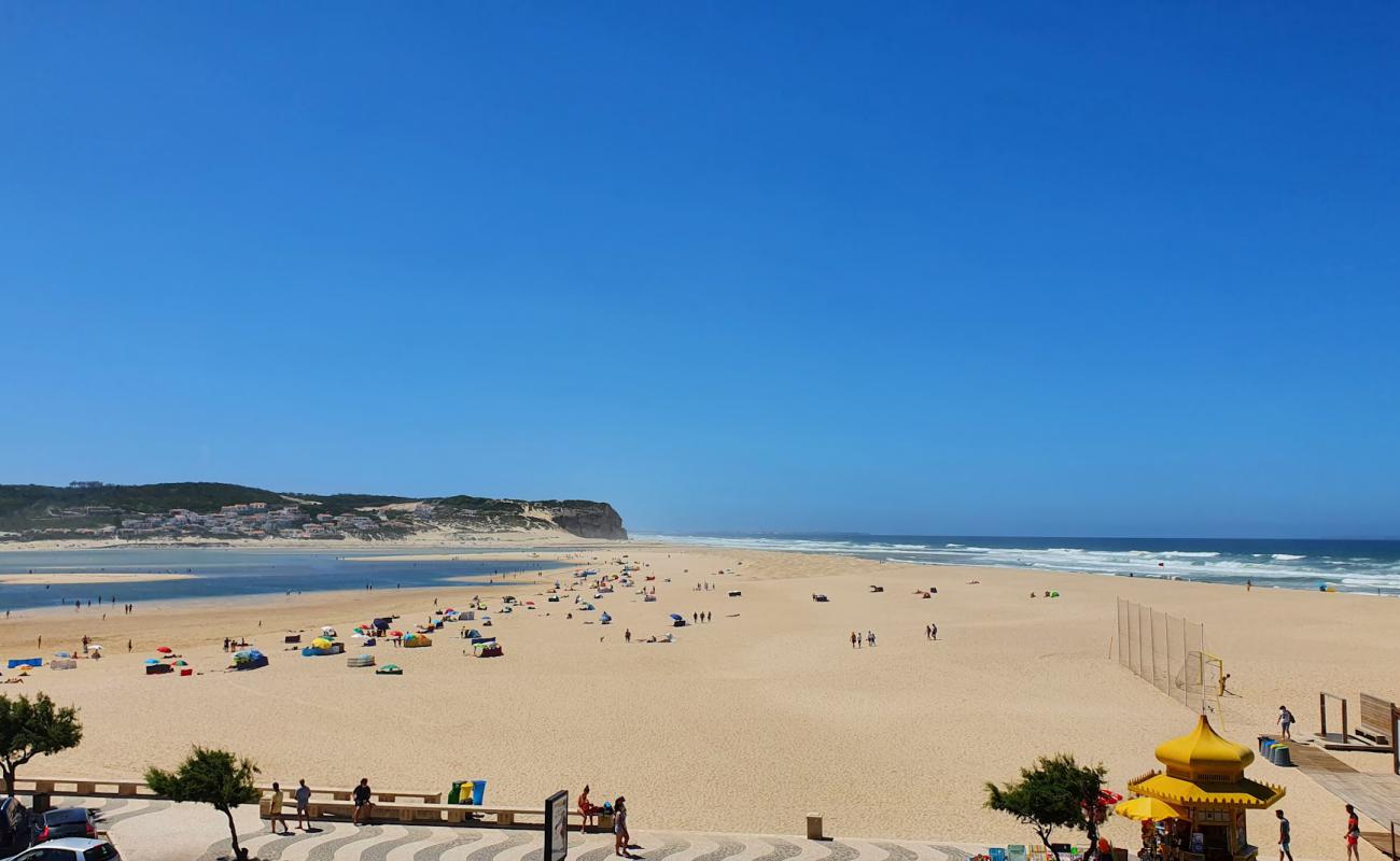 Praia da Foz do Arelho'in fotoğrafı parlak kum yüzey ile