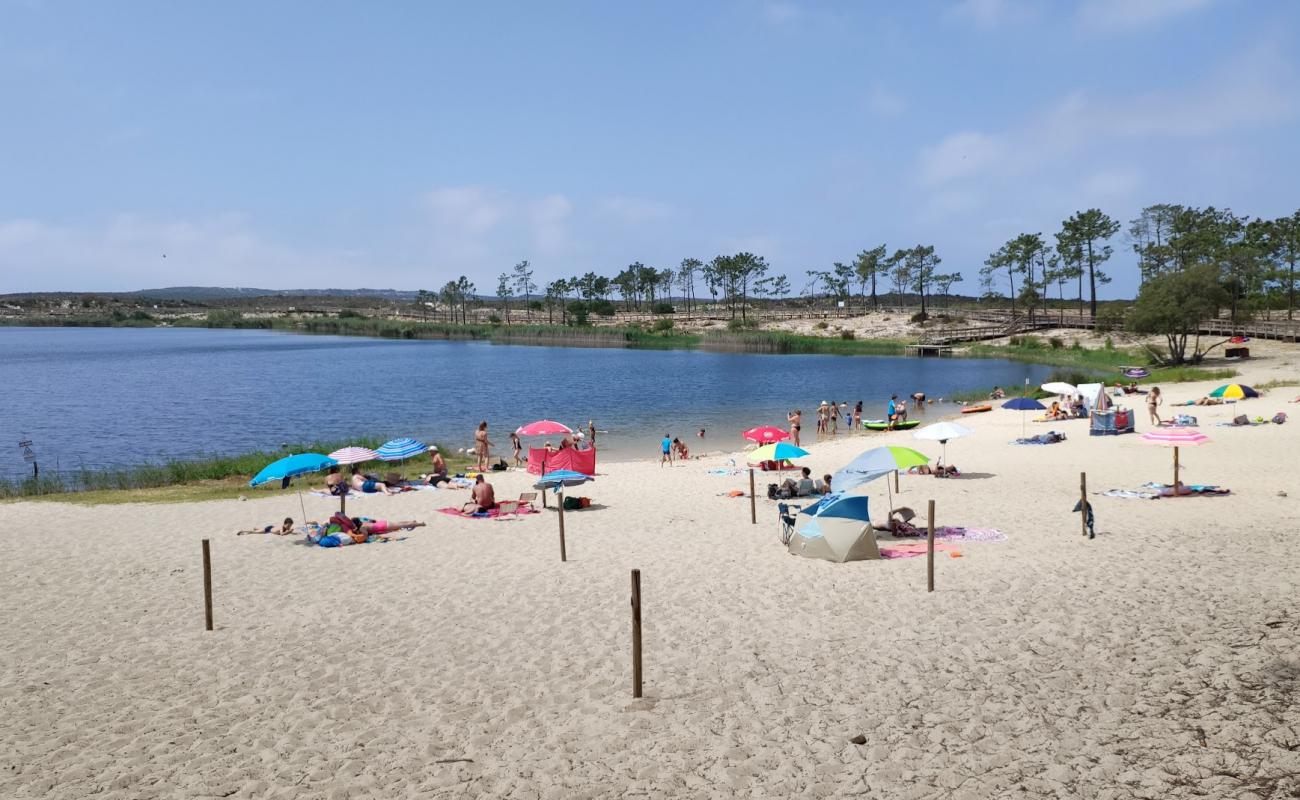 Praia Lagoa da Ervedeira'in fotoğrafı açık bej kum yüzey ile