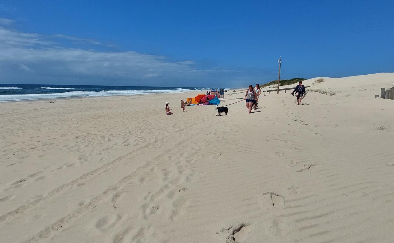 Praia do Areao'in fotoğrafı parlak kum yüzey ile