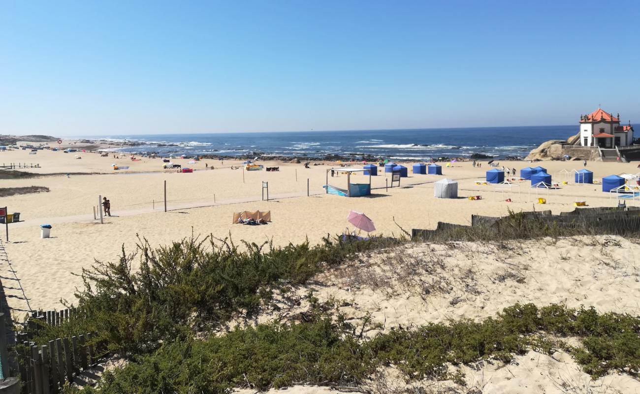 Praia do Senhor da Pedra'in fotoğrafı parlak kum yüzey ile