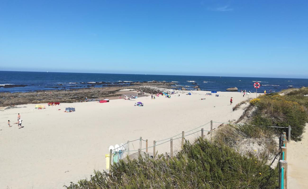 Praia de Carreco'in fotoğrafı parlak kum yüzey ile