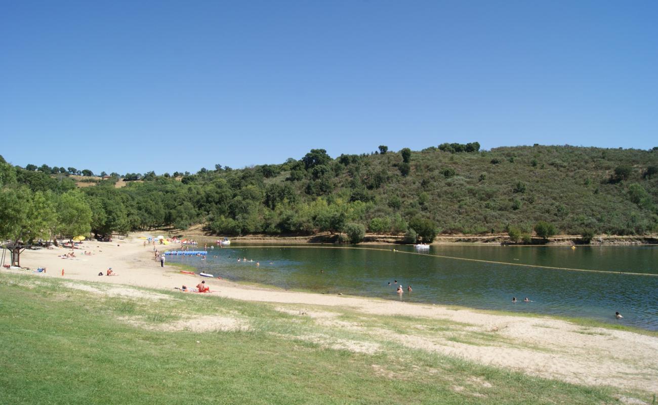 Praia Fluvial da Fraga da Pegada'in fotoğrafı açık bej kum yüzey ile