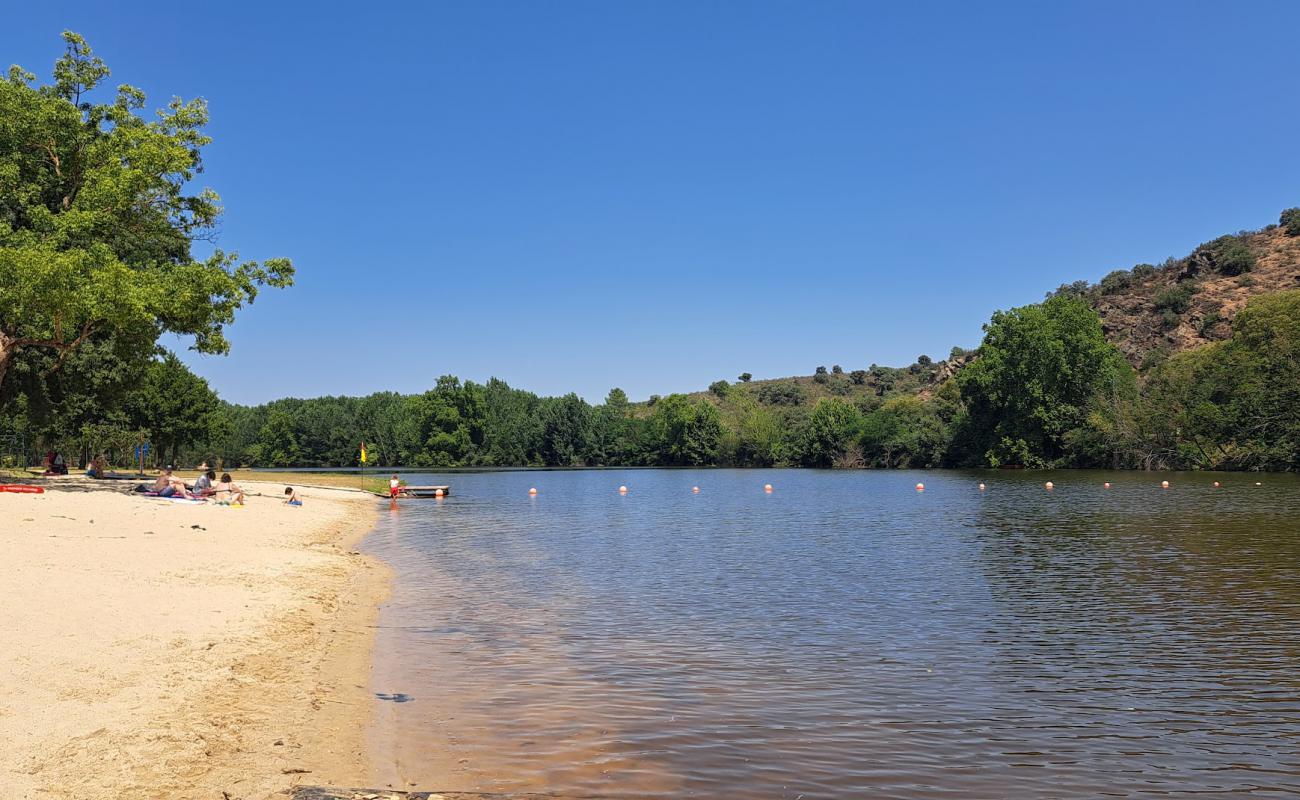 Praia Fluvial de Mirandela'in fotoğrafı parlak kum yüzey ile