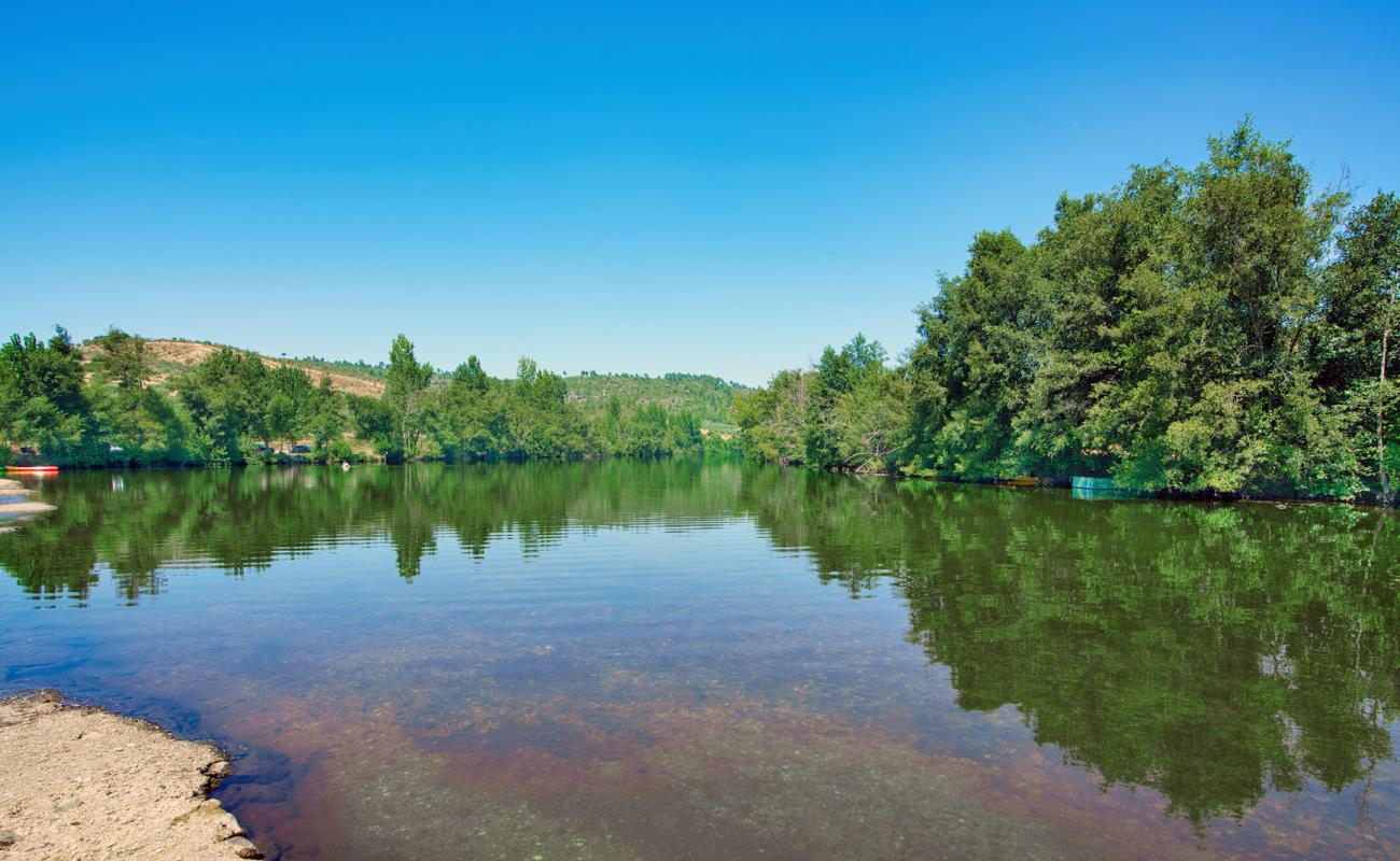 Praia Fluvial de Miradeses'in fotoğrafı bej kum ve kayalar yüzey ile