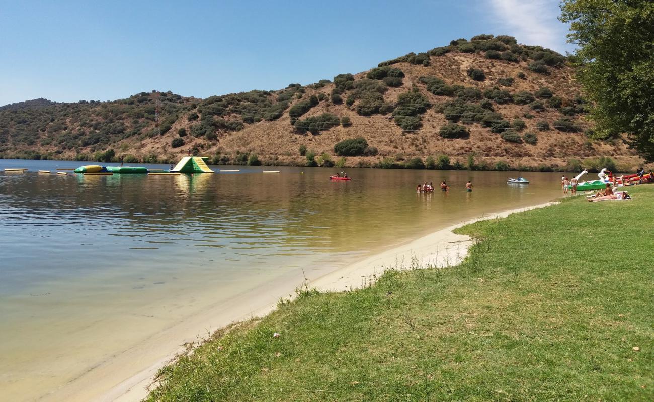 Praia Fluvial Foz do Rio Sabor'in fotoğrafı çim yüzey ile